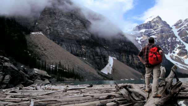 Hombre excursionista vista paisaje — Vídeos de Stock