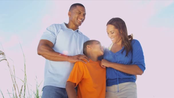 Familia disfrutando de vacaciones al aire libre juntos — Vídeos de Stock