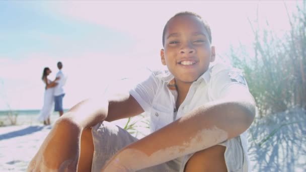 Niño en la playa con los padres — Vídeos de Stock