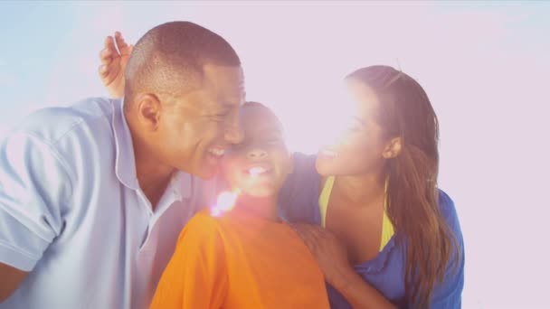 Família em férias na praia juntos — Vídeo de Stock