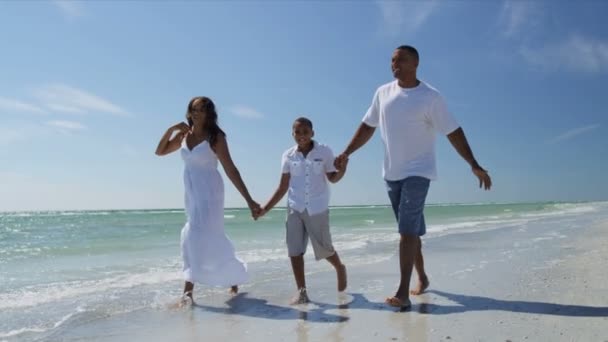 Niño con padres en la playa — Vídeo de stock