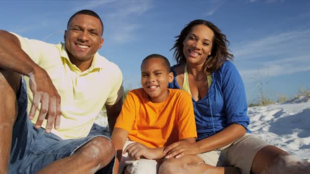 Padres e hijo en la playa — Vídeos de Stock