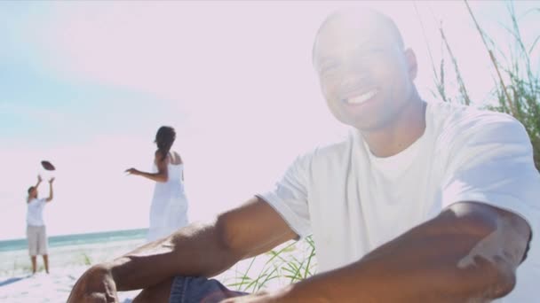 Mother and son playing ball — Stock Video