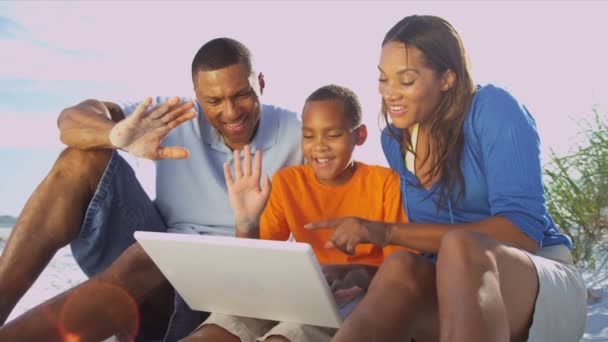 Батьки і син використовують ноутбук — стокове відео