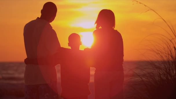 Parents avec fils regardant coucher de soleil — Video