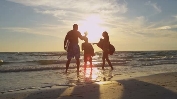 Rodiče a syna sledovat západ slunce — Stock video