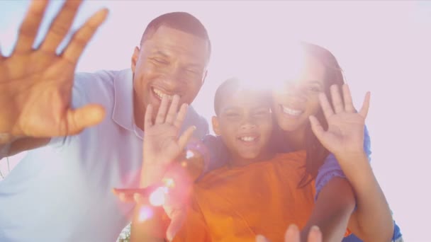 Familie op vakantie groet vrienden — Stockvideo