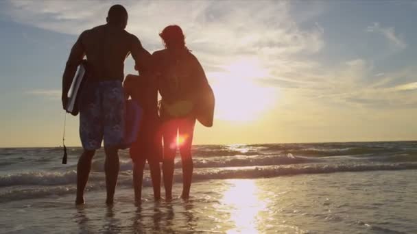 Familia viendo atardecer en la playa — Vídeos de Stock