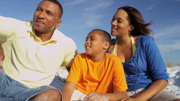 Ouders en zoon op strand — Stockvideo