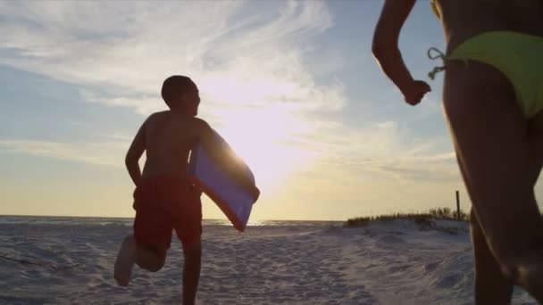 Familjen kör till havet — Stockvideo