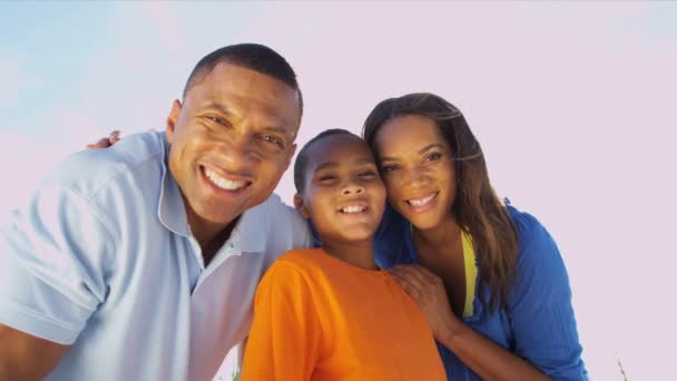 Família em férias na praia juntos — Vídeo de Stock