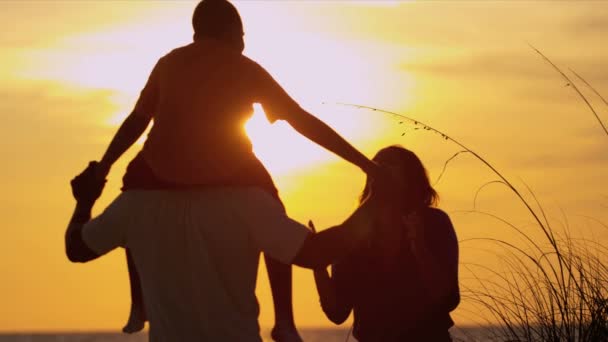 Rodina na pláži sledovat západ slunce — Stock video