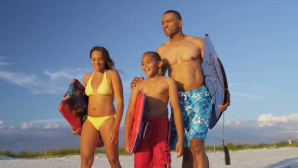 Rodzice i syn na plaży — Wideo stockowe