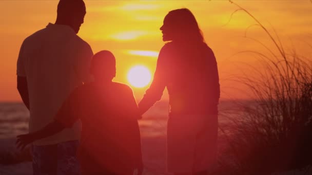 Niño y padres en la playa — Vídeos de Stock