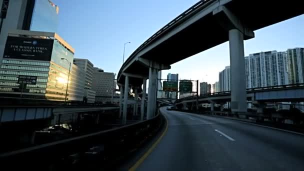 Conducir sobrevolando carreteras elevadas — Vídeo de stock