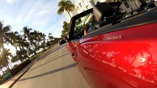 Červený kabriolet na ocean drive — Stock video