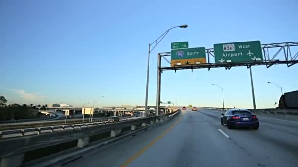 Autobahn auf Hochstraßen — Stockvideo