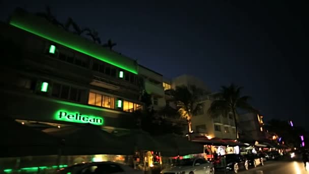 Noite dirigindo através de restaurantes iluminados — Vídeo de Stock