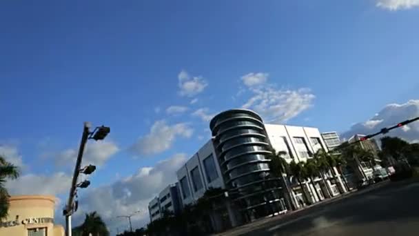 Водіння на околиці міста — стокове відео
