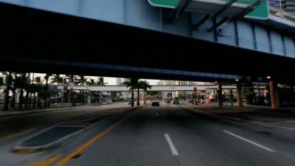 驾驶在市中心贝塞德 — 图库视频影像