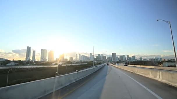 Autopista que conduce carreteras elevadas — Vídeos de Stock