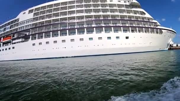 Cruiseschip aangemeerd in poort — Stockvideo