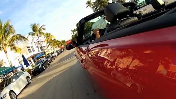 Rode cabriolet op ocean drive — Stockvideo