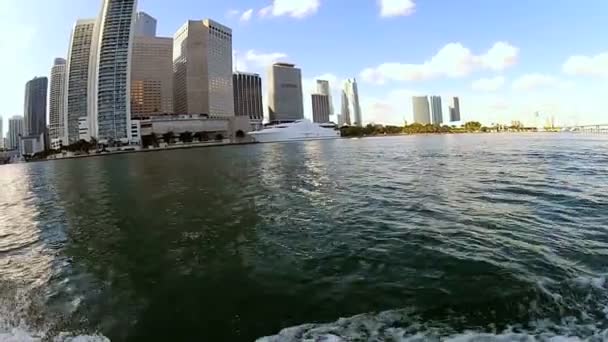 Моторные яхты, пришвартованные в Майами — стоковое видео