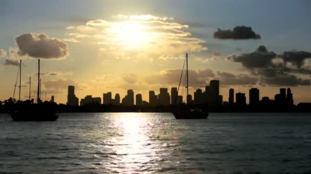 Ωκεανό ηλιοβασίλεμα στην πόλη του Μαϊάμι — Αρχείο Βίντεο