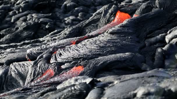 Lenta lava volcánica en movimiento — Vídeo de stock