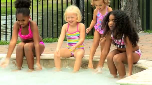 Amigos jugando en la piscina — Vídeo de stock