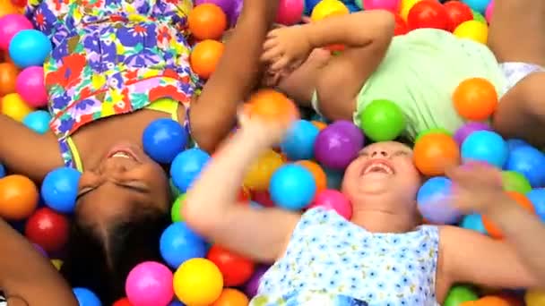 Kleine meisjes in ballenbad — Stockvideo