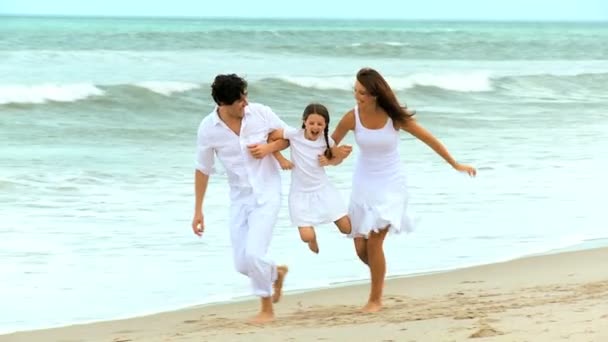 Föräldrar och dotter på stranden — Stockvideo