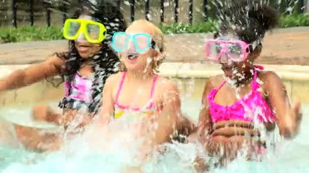 Amigos jugando en la piscina — Vídeo de stock