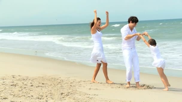 Родители и дочь на пляже — стоковое видео