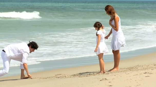 Parents et fille sur la plage — Video