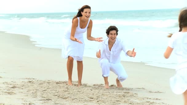 Padres e hija en la playa — Vídeos de Stock