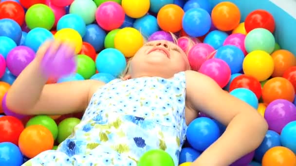 Niña riendo en la piscina — Vídeos de Stock