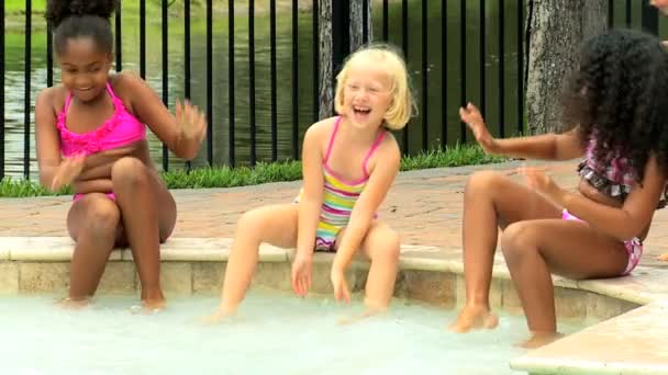 Amigos brincando na piscina — Vídeo de Stock