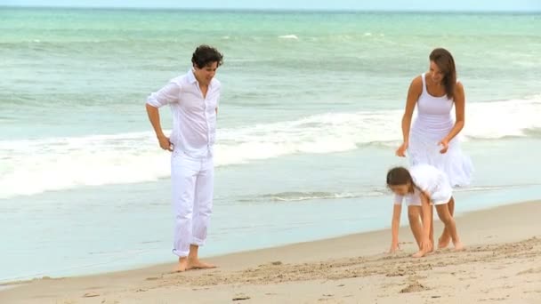 Parents et fille sur la plage — Video