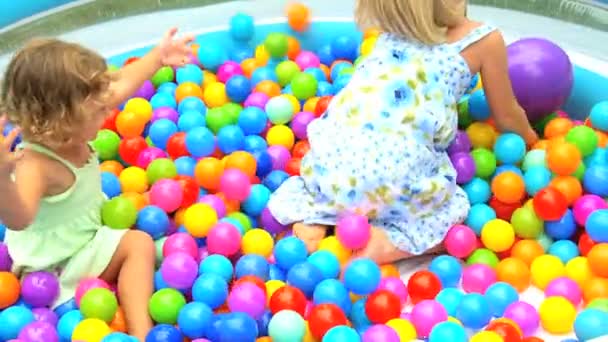 Chicas riendo en piscina infantil — Vídeos de Stock