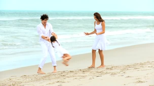 Padres e hija en la playa — Vídeo de stock