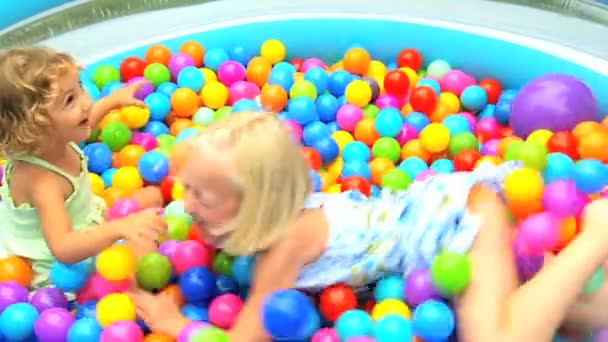 Chicas riendo en piscina infantil — Vídeos de Stock