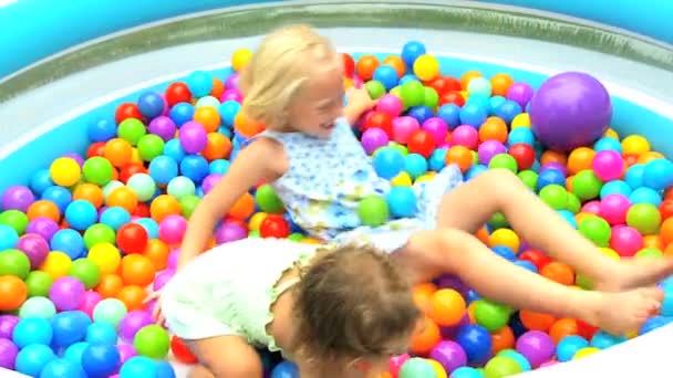 Chicas riendo en piscina infantil — Vídeos de Stock