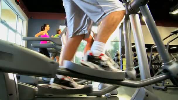 Membres de gymnase sur les équipements modernes — Video