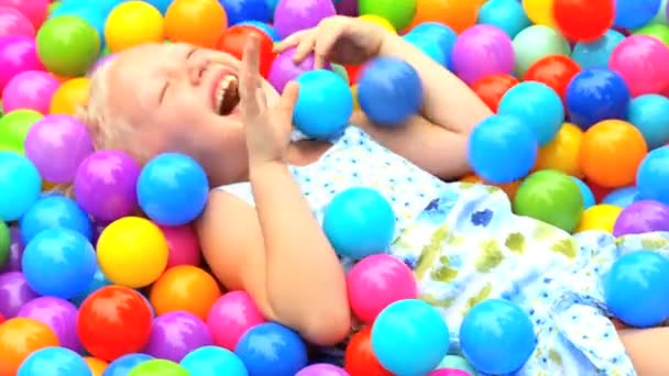 Niña riendo en la piscina — Vídeos de Stock