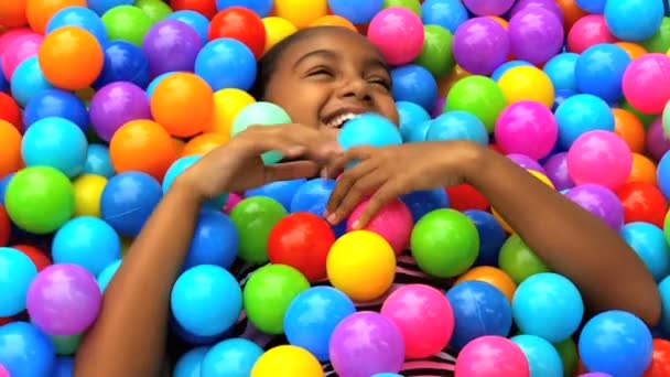 Девушка играет в пластиковый бассейн — стоковое видео
