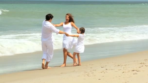 Parents and daughter on beach — Stock Video