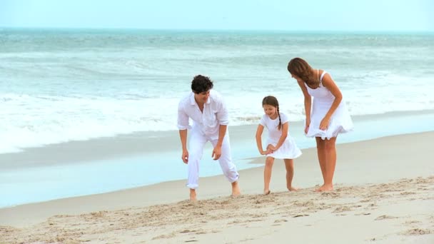 Padres e hija en la playa — Vídeos de Stock