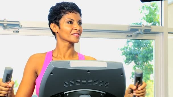 로컬 체육관에서 여성 — 비디오